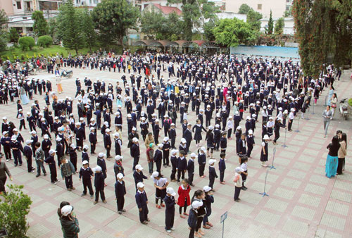 Tập trung nghe lời dặn dò của thầy cô đầu năm học mới