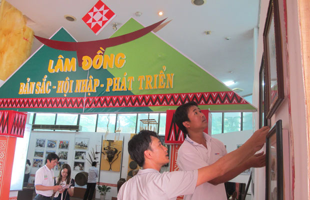 Các thành viên Đoàn Lâm Đồng chuẩn bị công đoạn cuối cùng cho khu trưng bày