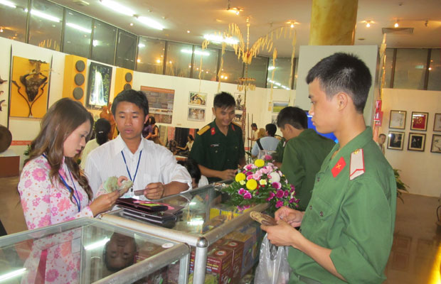 Rất đông du khách tham quan và mua sắm các sản vật đặc sản của Lâm Đồng