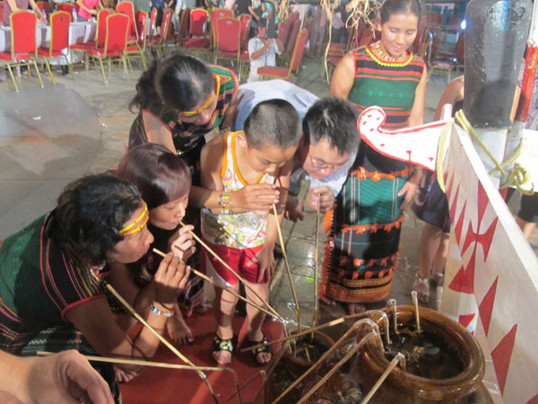 Rất đông nhân dân Hà Nội đã kéo cần và uống