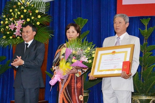 Ông Phùng Khắc Đông - Chánh văn phòng UBND tỉnh trao Huân chương Lao động hạng nhì của Chủ tịch nước cho đại diện Văn phòng HĐND, UBND thành phố Đà Lạt