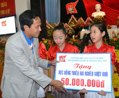 Phó Bí thư Tỉnh Đoàn - Trương Văn Tùng trao học bổng cho các thiếu nhi nghèo vượt khó