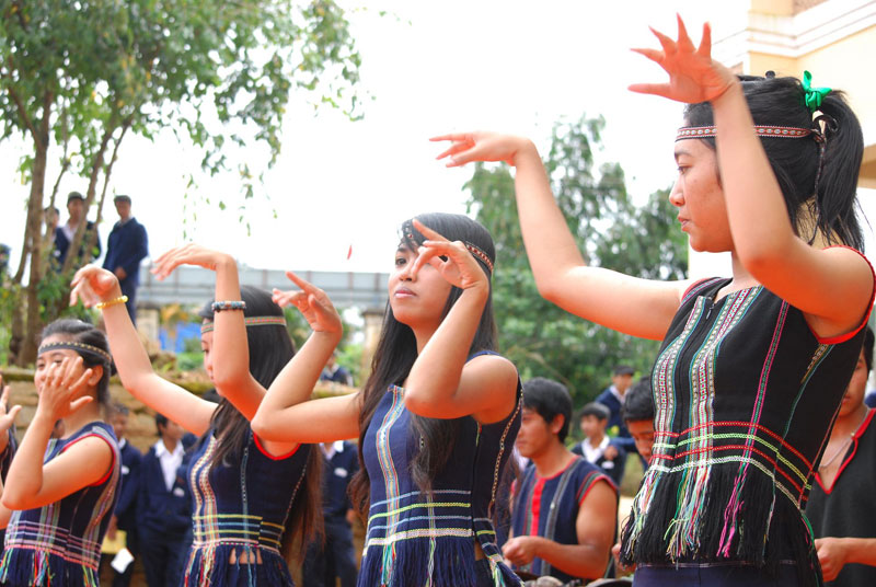 Lễ khai giảng nhiều năm nay đã trở thành ngày hội để học sinh vui chơi, trình diễn những tiết mục văn hóa, nghệ thuật đặc sắc. Trong ảnh là tiết mục biểu diễn văn hóa nghệ thuật múa hát, biễu diễn cồng chiêng của học sinh dân tộc thiểu số Trường THPT Langbiang (Lạc Dương)