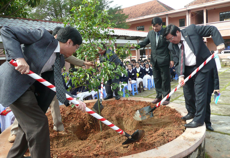 Bí thư Tỉnh ủy Huỳnh Đức Hòa () cùng lãnh đạo Sở GD ĐT Lâm Đồng, Lãnh đạo TP Đà Lạt trồng cây tại trường THPT Bùi Thị Xuân Đà Lạt.  Ảnh: Viết Trọng