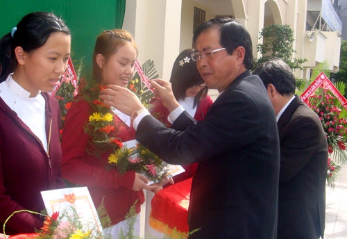 Ông Hoàng Sĩ Sơn – Phó Bí thư Thường trực Tỉnh ủy đến dự lễ khai giảng, tặng giấy khen và trao vòng nguyệt quế cho những học sinh đậu thủ khoa trong kỳ thi tuyển sinh đại học 2012 của trường THPT Chuyên Thăng Long. Ảnh: Đại Huynh