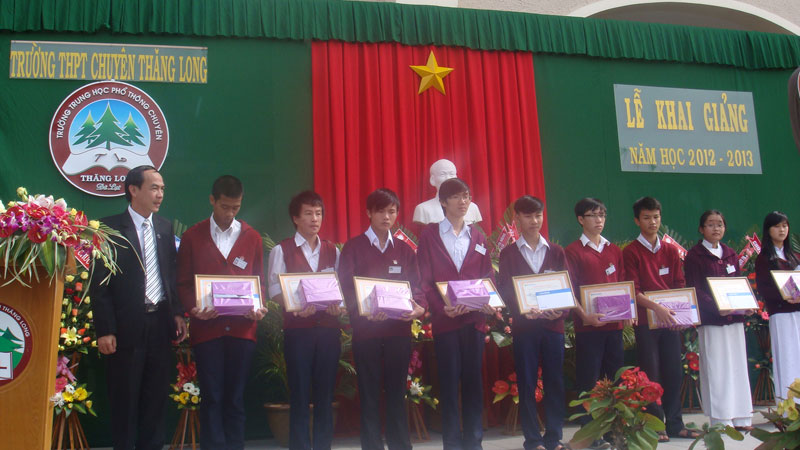Nhân dịp lễ khai giảng, nhiều công ty, tổ chức cũng đã đến trao học bổng động viên các học sinh vượt khó học giỏi. Trong ảnh là ông Phạm Văn Lộc – Phó giám đốc công ty Sacombank chi nhánh Lâm Đồng trao học bổng ươm mầm những ước mơ” cho học sinh nghèo học giỏi của trường THPT Chuyên Thăng Long (Đà Lạt). Ảnh: Đại Huynh