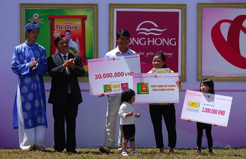 Ông Nguyễn Văn Lực - Chủ tịch Hội Bảo trợ bệnh nhân nghèo, người tàn tật và trẻ em mồ côi tỉnh trao phần thường cho gia đình anh Bùi Văn Tiềm và chị Trần Thị Loan