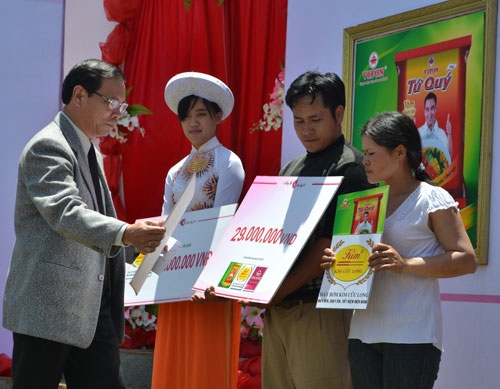  Ông Trần Văn Ninh - Chủ tịch UBMTTQ thành phố Đà Lạt trao quà của nhà tại trợ cho gia đình anh Anh Phạm Văn Ngọc và chị Lê Thị Bông