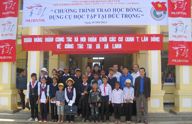Hội Cựu chiến binh Báo Lâm Đồng phối hợp với Chi nhánh Công ty Bảo hiểm nhân thọ Prudential Lâm Đồng, Đoàn khối các cơ quan tặng quà, học bổng cho học sinh các xã Vùng Loan – Đức Trọng