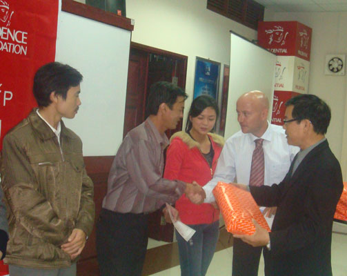 50 học viên là cán bộ, công chức tốt nghiệp khóa đào tạo kỹ năng giao tiếp tiếng Anh thương mại