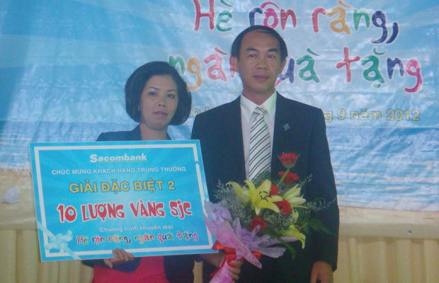 Một khách hàng Bảo Lộc trúng giải thưởng đặc biệt 10 lượng vàng SJC của Sacombank