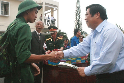 Đ/c Huỳnh Đức Hòa - Bí thư Tỉnh ủy, Chủ tịch HĐND tỉnh động viên thanh niên lên đường nhập ngũ.