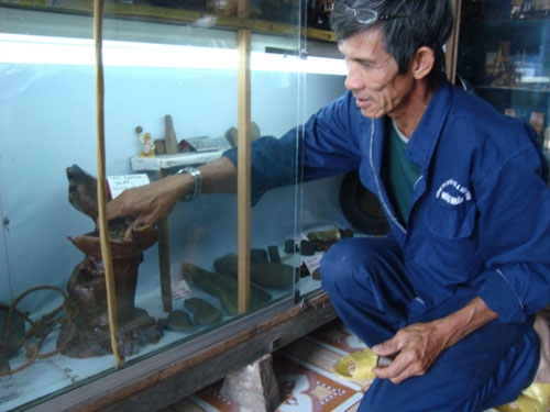 Nhà sưu tầm đồ cổ không chuyên Nguyễn Văn Tiến với những hiện vật vừa sưu tầm được