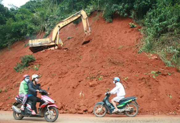 Khắc phục sạt lở đèo Bảo Lộc