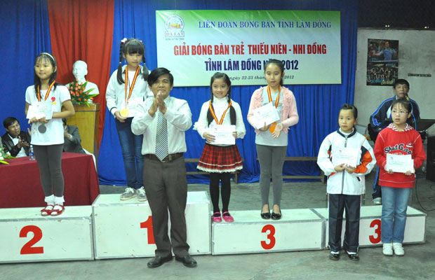 Ông Nguyễn Mậu Siệc - Chủ tịch Liên đoàn Bóng bàn tỉnh, trao huy chương các nữ VĐV ở lứa tuổi 10 - 11