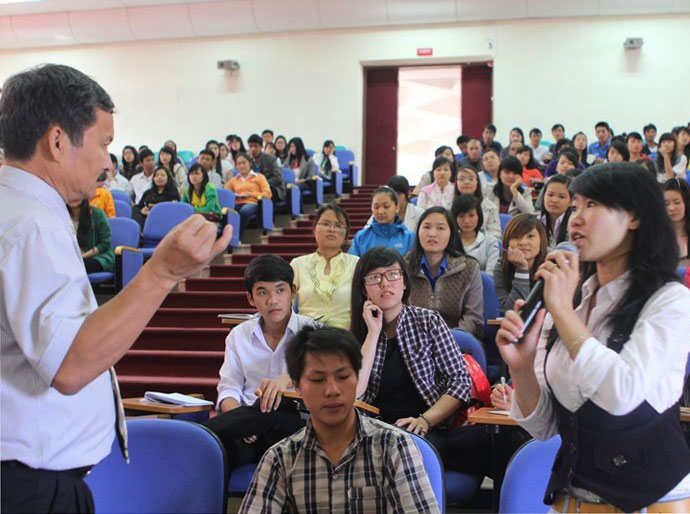 Sinh viên đặt câu hỏi với diễn giả
