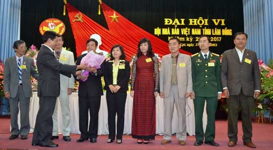 Đại hội đã bầy BCH khóa VI gồm 9 thành viên. Ông Lê Văn Tòa - nguyên Chủ tịch Hội khóa V tặng hoa chúc mừng BCH khóa VI.
