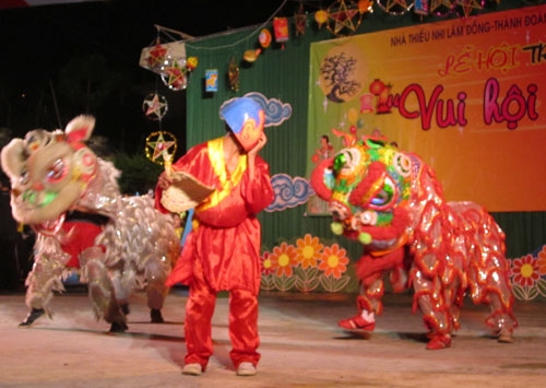 Tiết mục múa Lân của các em Trường THPH dân lập Phù Đổng