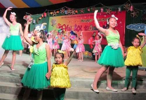 Tiết mục múa hát chị Hằng - chú Cuội.