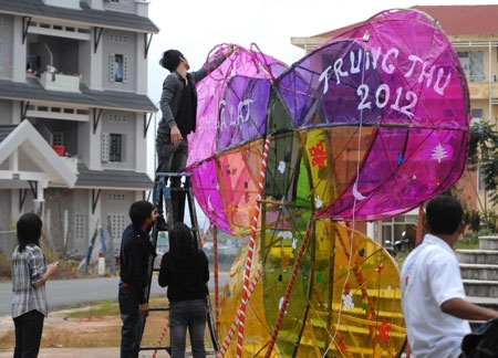Một tuần trước Tết Trung thu, các bạn sinh viên Trường Đại học Đà Lạt đã phải tranh thủ khoảng thời gian không phải lên lớp để tập trung hoàn thiện  những tác phẩm công phu kịp chung vui đêm hội trăng rằm.