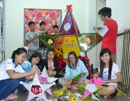 Lớp Công tác Xã hội và Phát triển cộng đồng K33, Trường ĐH Đà Lạt đang gấp rút hoàn thiện đèn ông sao để tham gia rước đèn vào tối cùng ngày.