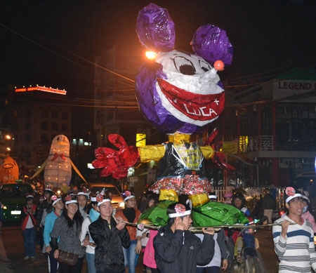 Nhiều lồng đèn với những hình thù lạ mắt, tạo được sự chú ý của nhiều người trên phố.