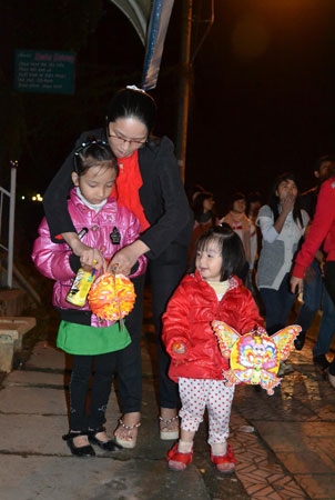 Các em nhỏ cũng náo nức xuống phố đón hội trăng rằm cùng gia đình.