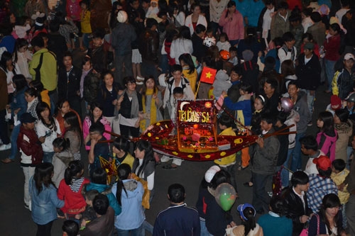 Con tàu mang dòng chữ Trường Sa tạo được sự chú ý của nhiều người.