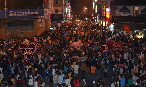 Từ rất sớm, hàng ngàn người đã tập trung về khu Hòa Bình để chung vui cùng đêm hội.