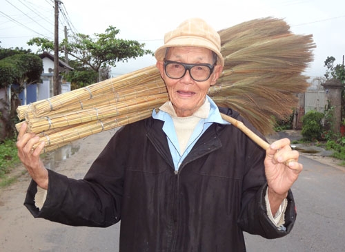 91 tuổi vẫn làm nghề chổi đót