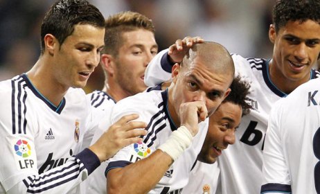 C.Ronaldo lập hattrick giúp Real thăng hoa