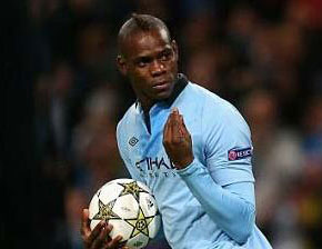 Aguero và Balotelli giải cứu Man City vào phút chót