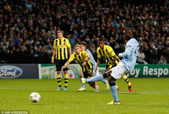 Balotelli thực hiện thành công quả penalty