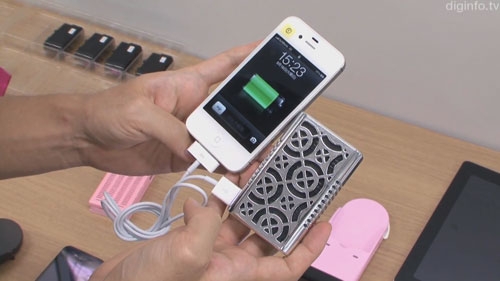 Máy phát với nhiều tấm nhiên liệu đang được dùng để sạc điện cho điệ thoại iphone.