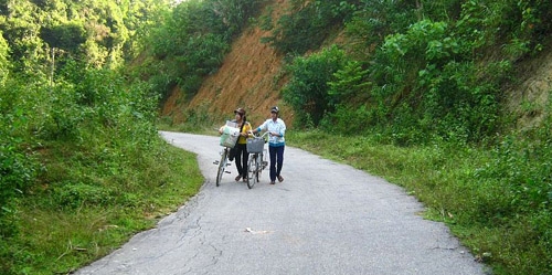 Học sinh Đạ Huoai đi học.