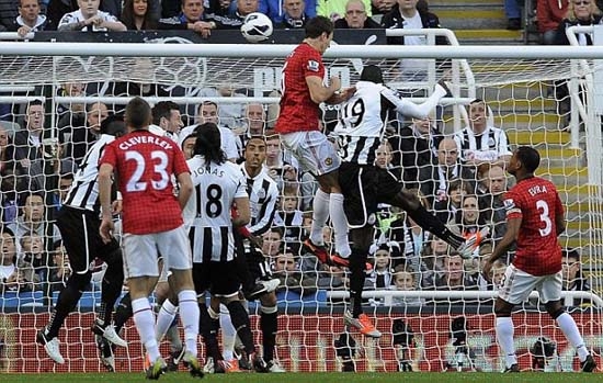 Hàng thủ lên tiếng, Man United hạ Newcastle tới 3-0