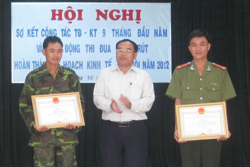 Khen thưởng đột xuất 7 tập thể, cá nhân nỗ lực ứng cứu lũ