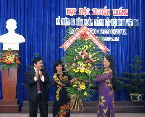 Đồng chí Đòan Văn Việt tặng lẵng hoa chúc mừng phụ nữ thành phố Đà Lạt