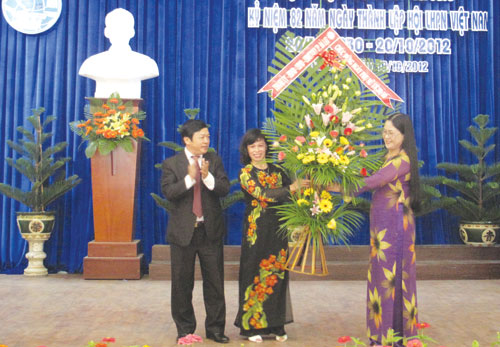 Đ/c Đoàn Văn Việt – UVBTV Tỉnh ủy – Bí thư Thành ủy Đà Lạt tặng hoa chúc mừng cán bộ, hội viên phụ nữ Đà Lạt nhân Ngày Phụ nữ Việt Nam 20/10