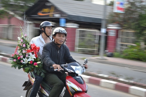 Trời về chiều, ngươi mua hoa bắt đầu nhộn nhịp hơn, trên những tuyến đường dễ dàng bắt gặp những chàng trai xách giỏ hoa đi tặng phái đẹp.