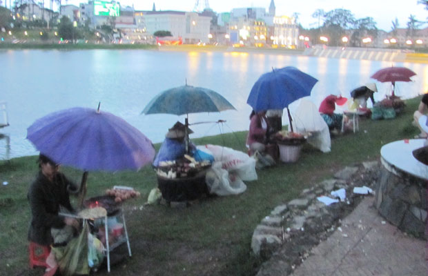 Gánh hàng rong, gánh cả cuộc đời