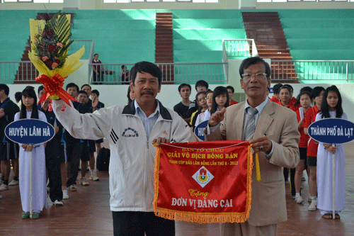 Trưởng ban tổ chức giải trao cờ lưu niệm cho đơn vị đang cai.