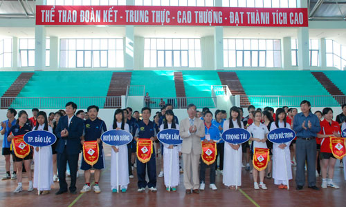 Ban tổ chức trao cờ lưu niệm cho các đoàn vận động viên