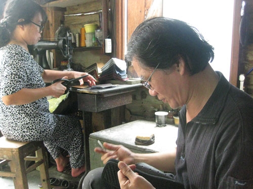 Vượt qua mọi khó khăn nuôi con ăn học thành tài