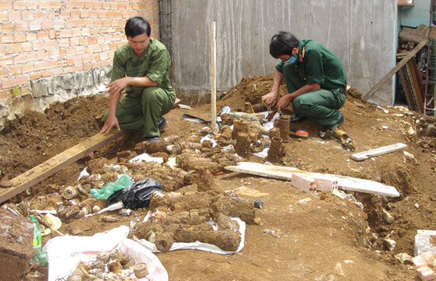 Làm nhà gặp hầm vật liệu nổ