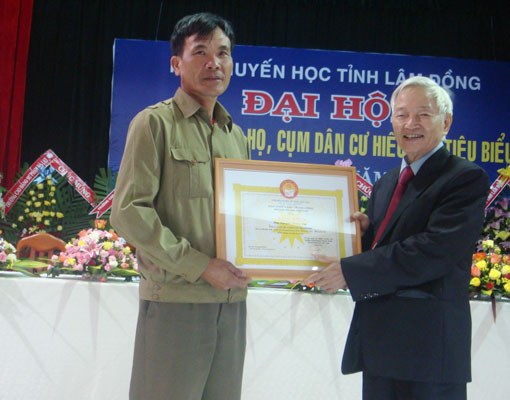 Cõng con đi học thành tài