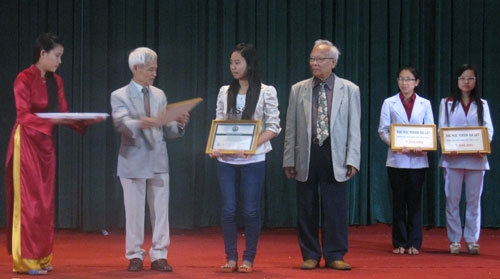 Trao học bổng cho sinh viên đạt danh hiệu “Sinh viên giỏi”