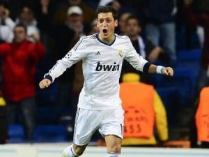 Ozeil cứu Real Madrid khỏi thất bại trước Dortmund