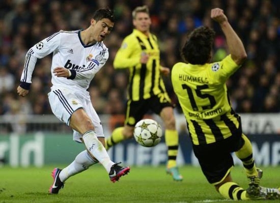Ronaldo luôn gặp khó trước hàng thủ Dortmund. (Nguồn: AFP)