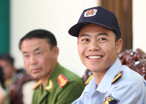 Khen thưởng và tặng quà cho anh thanh niên dũng cảm cứu người